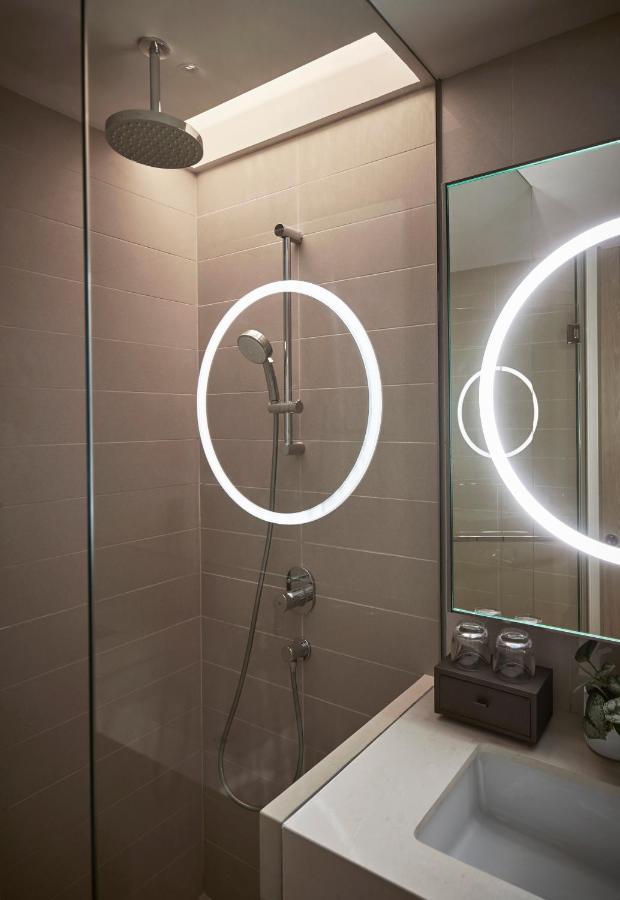 Amari Kuala Lumpur Otel Dış mekan fotoğraf LED shower light