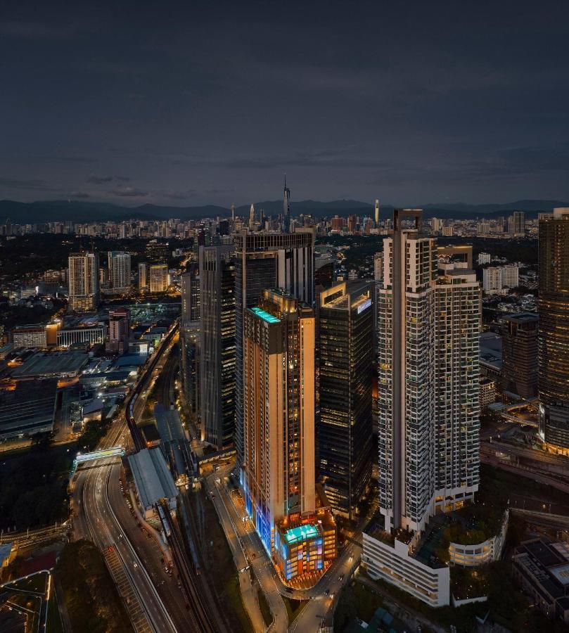 Amari Kuala Lumpur Otel Dış mekan fotoğraf Aerial view of the complex at night