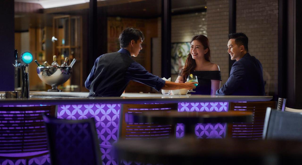 Amari Kuala Lumpur Otel Dış mekan fotoğraf The bar at the 101 Skybar