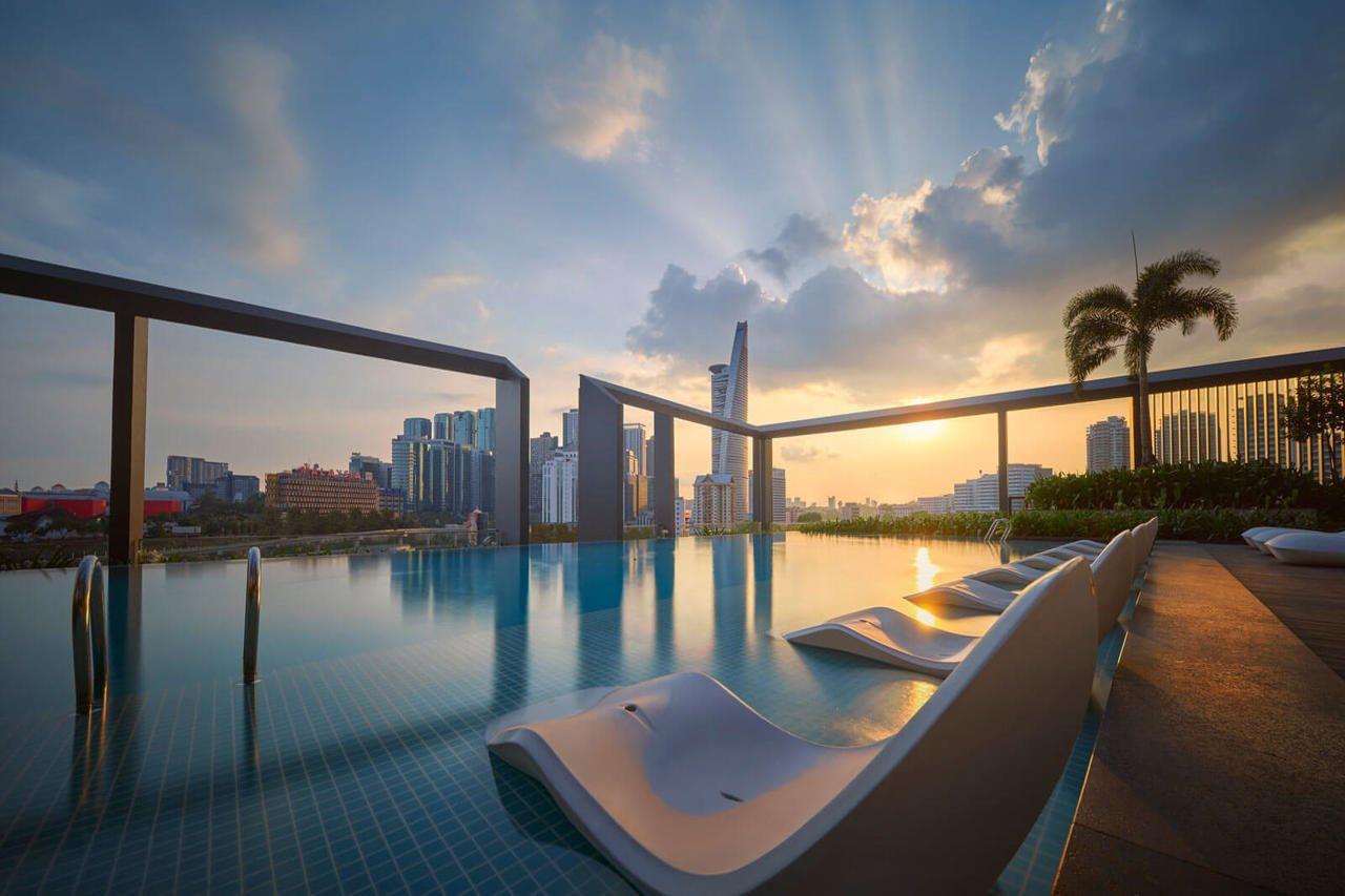 Amari Kuala Lumpur Otel Dış mekan fotoğraf The swimming pool at the Sky Deck